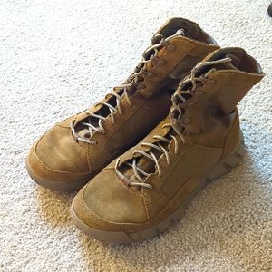 NEW! Oakley light assault boots, size 5 (M), size 7 (W), coyote